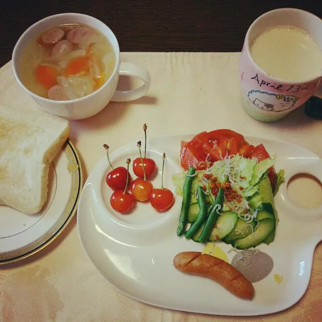 Snapdishの料理写真:パン朝食(野菜スープ、サラダ、ウインナー)|さとこさん