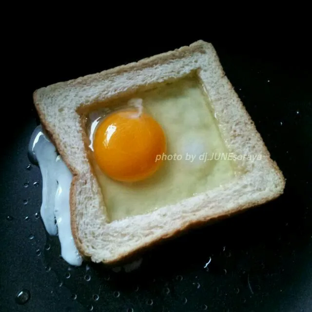 Snapdishの料理写真:แซนวิชไข่ในขนมปัง : My morning sandwich.|JuneSorayaさん