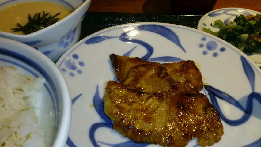 豚肉の旨辛焼ランチ。柔らかくジューシーで味はイイのだが肉三枚しかないの？と思いきや780円の安価バージョン。でもトロロと漬け物あるし味付け濃いのでこれで充分！|SATOSHI OOCHIさん