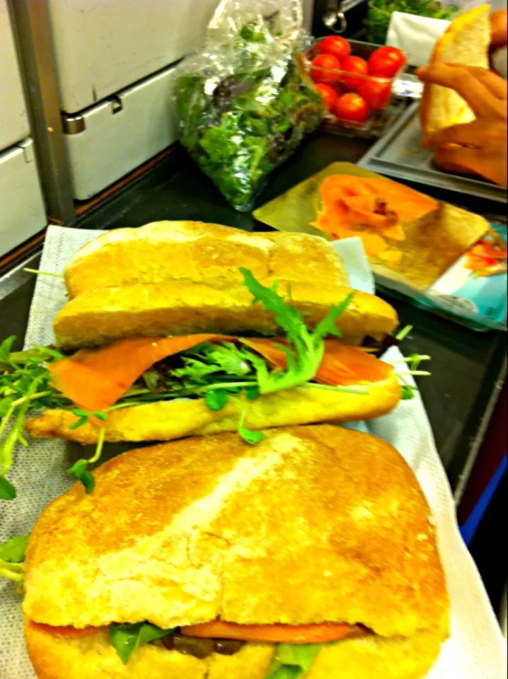 Snapdishの料理写真:Smoked salmon on a bed of salad  and lightly toasted ciabatta bread.|@projecthoneypotさん