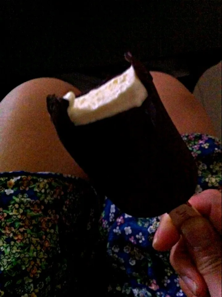 Silky vanilla bean ice cream dipped in 60% cacao Belgian dark chocolate 😋|@projecthoneypotさん