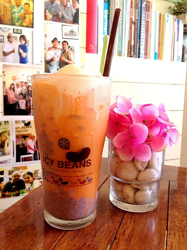 Snapdishの料理写真:Iced Thai Tea Red Bean Sauce Float|みいさん