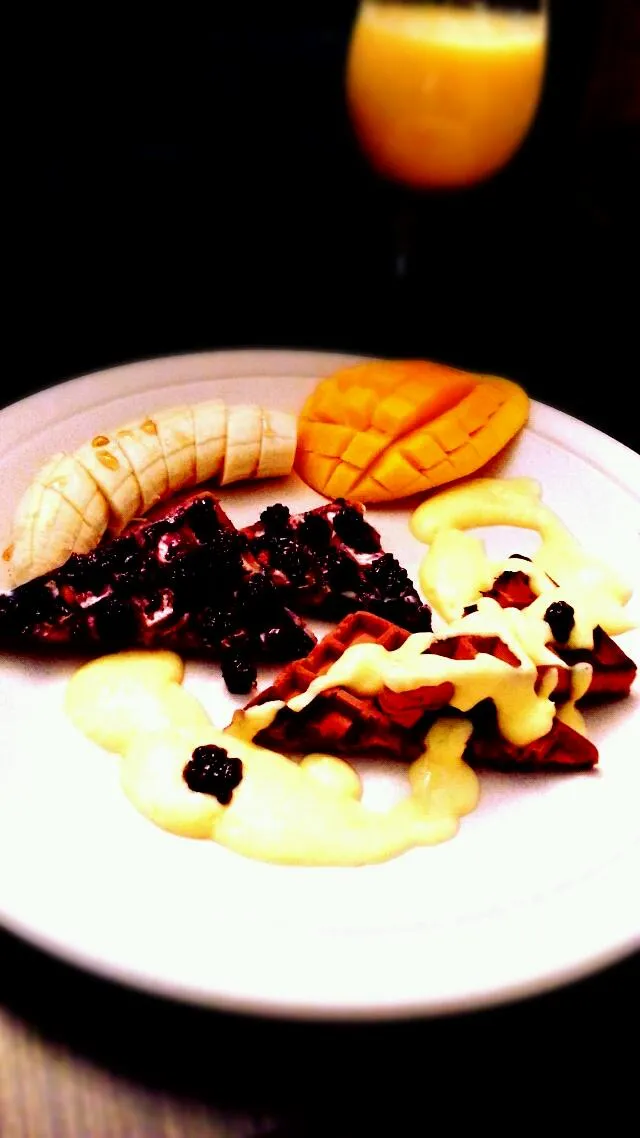 fruit waffer with blackberry cream cheese & yogurt dressing|mik limさん