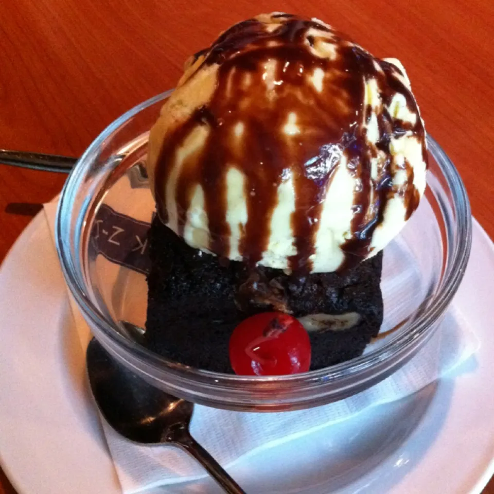 Vanilla ice cream over warm brownie.|@projecthoneypotさん