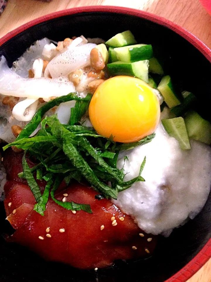 簡単まぐろユッケ、イカ納豆丼|みかさん