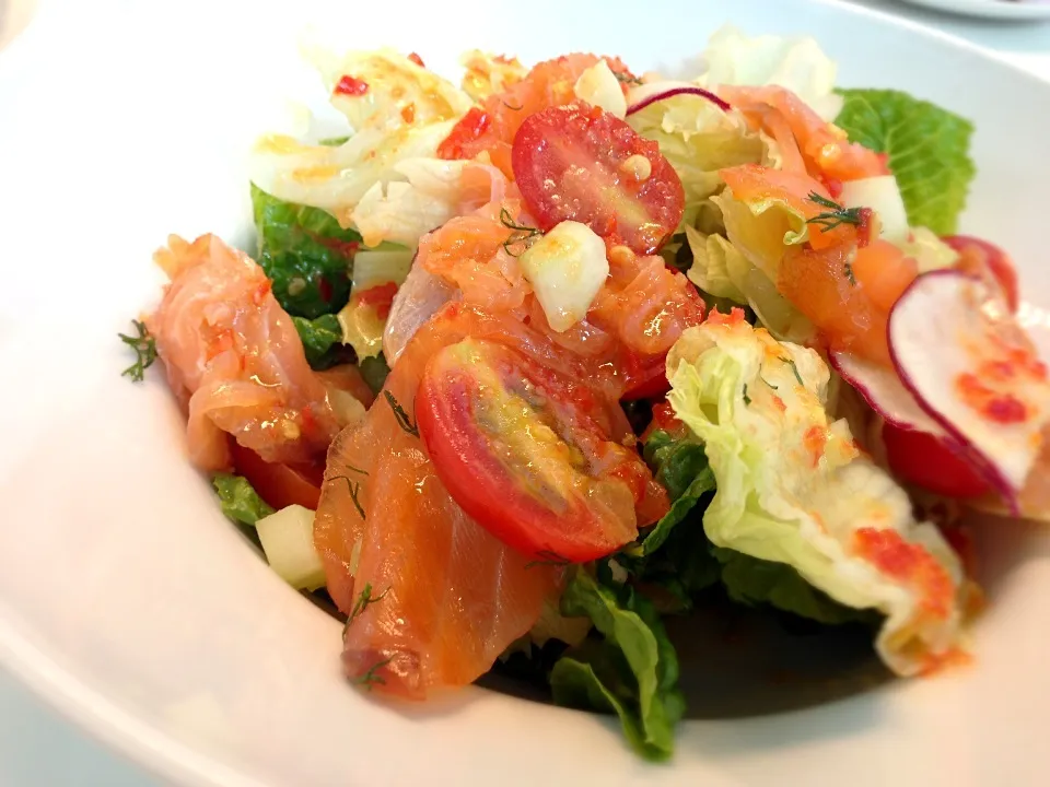 Snapdishの料理写真:Spicy Smoked Salmon Salad|Pat Zaaさん