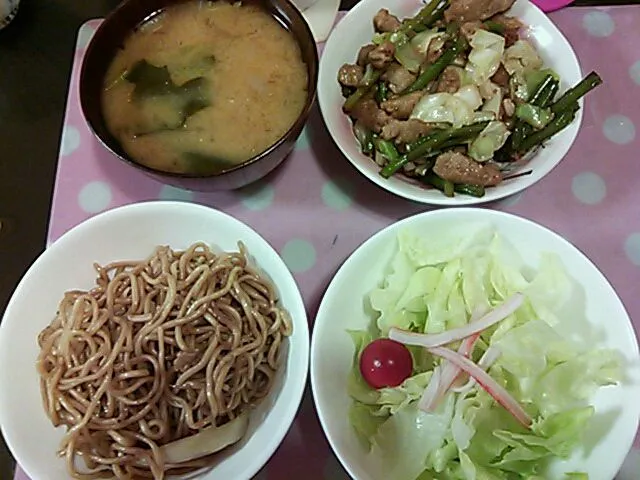 焼き肉にんにくの目炒め&サラダ&焼きそば&味噌汁|クラキティさん