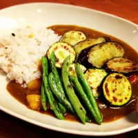 昨日の野菜たっぷりポトフをカレーに。焼き野菜を乗せて。|akiさん