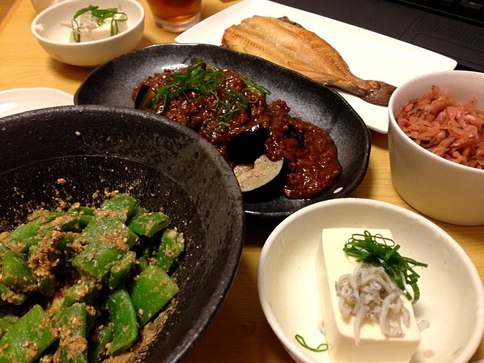 Snapdishの料理写真:ほっけ、茄子の肉味噌かけ、モロッコいんげんの胡麻和え、冷奴、めしどろぼ漬。|liccaさん