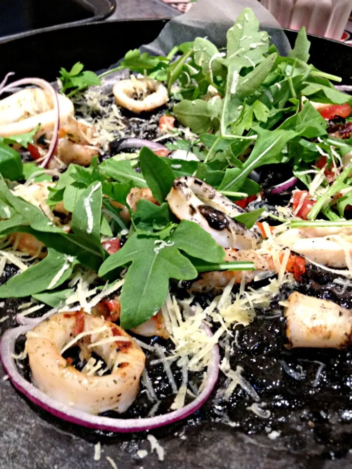 Squid ink pizza|12Dragonさん