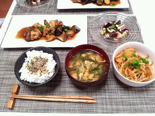 今日の夕食 鶏肉となすの南蛮炒め、タコのサラダ、もやしと油揚げの炒めもの、にらの卵とじ味噌汁|pinknari🐰🌈さん