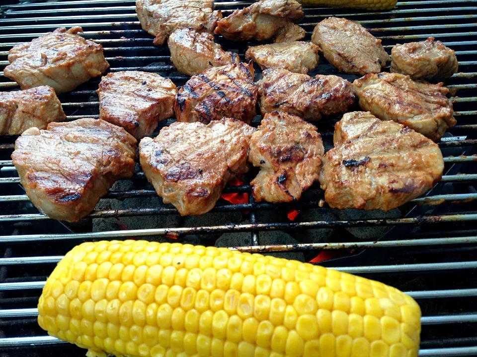 Grilling pork fillets and corn|ozzy sparaさん