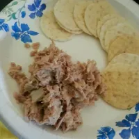 tuna with gluten free sesame rice crackers|Manda jayさん