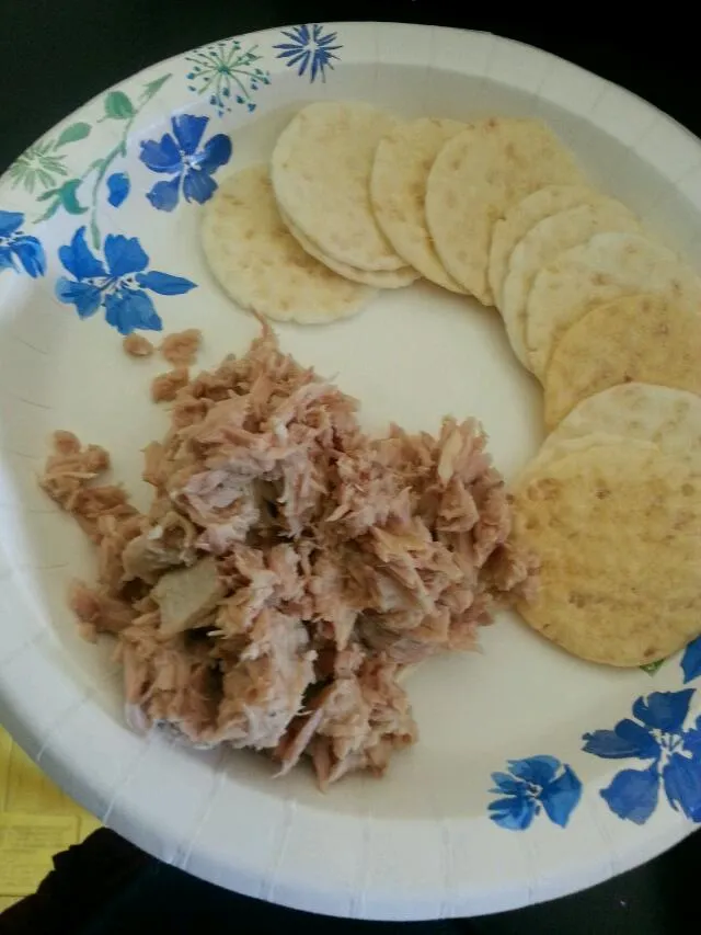 tuna with gluten free sesame rice crackers|Manda jayさん