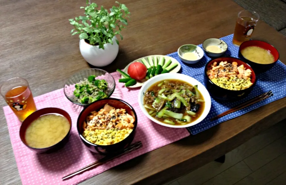 茄子と青梗菜のそぼろあん、鮭と玉子のそぼろ丼、じゃがいものお味噌汁、ブロッコリーのじゃこ和え、冷やしトマト＆きゅうり、|pentarouさん