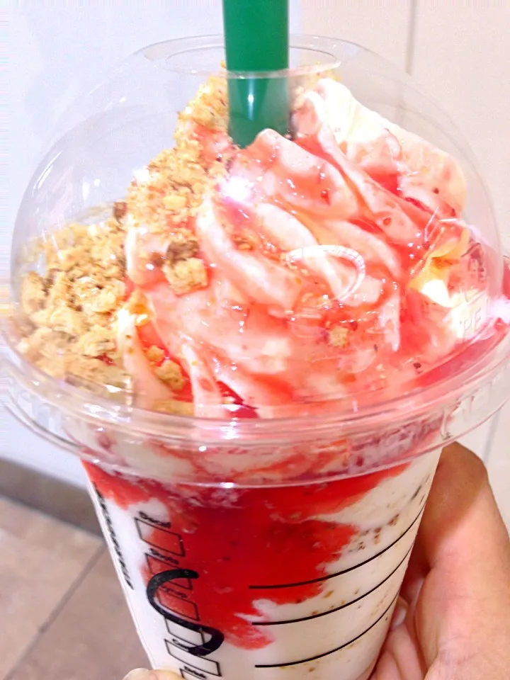 Starbucks .. ストロベリーチーズケーキフラペチーノ❤|Monicaさん