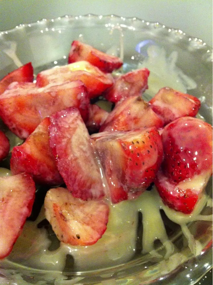 Strawberries with condensed milk|Darren Loさん