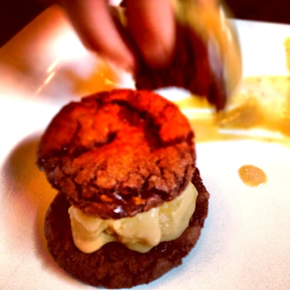 Warm brownie cookie with salted Carmel ice cream. Dogwood cocktail cabin|teresa cesarioさん