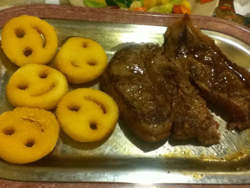 Snapdishの料理写真:Rare steak ;* smiley fries <3|BriieBriieさん