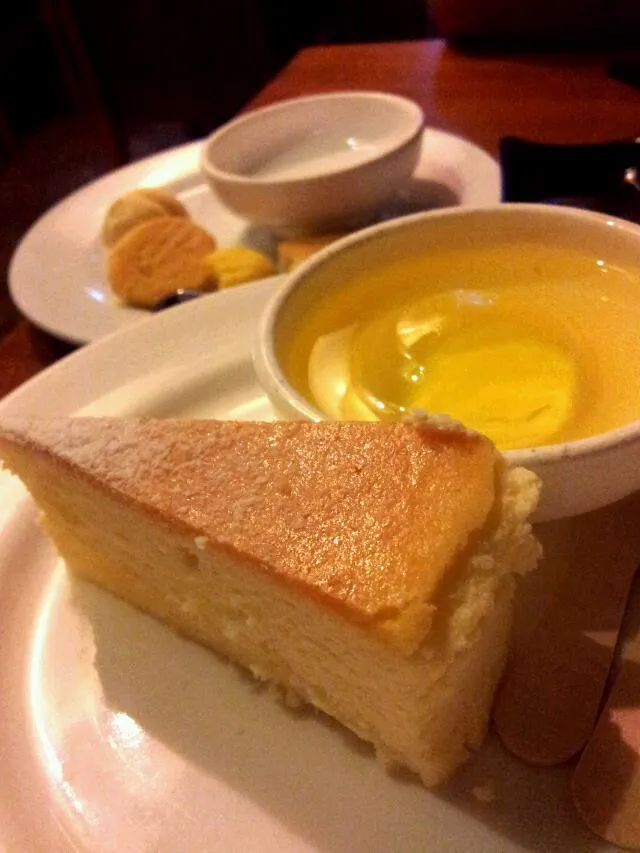 rich cheesecake and sourish jelly.yum|joey limさん