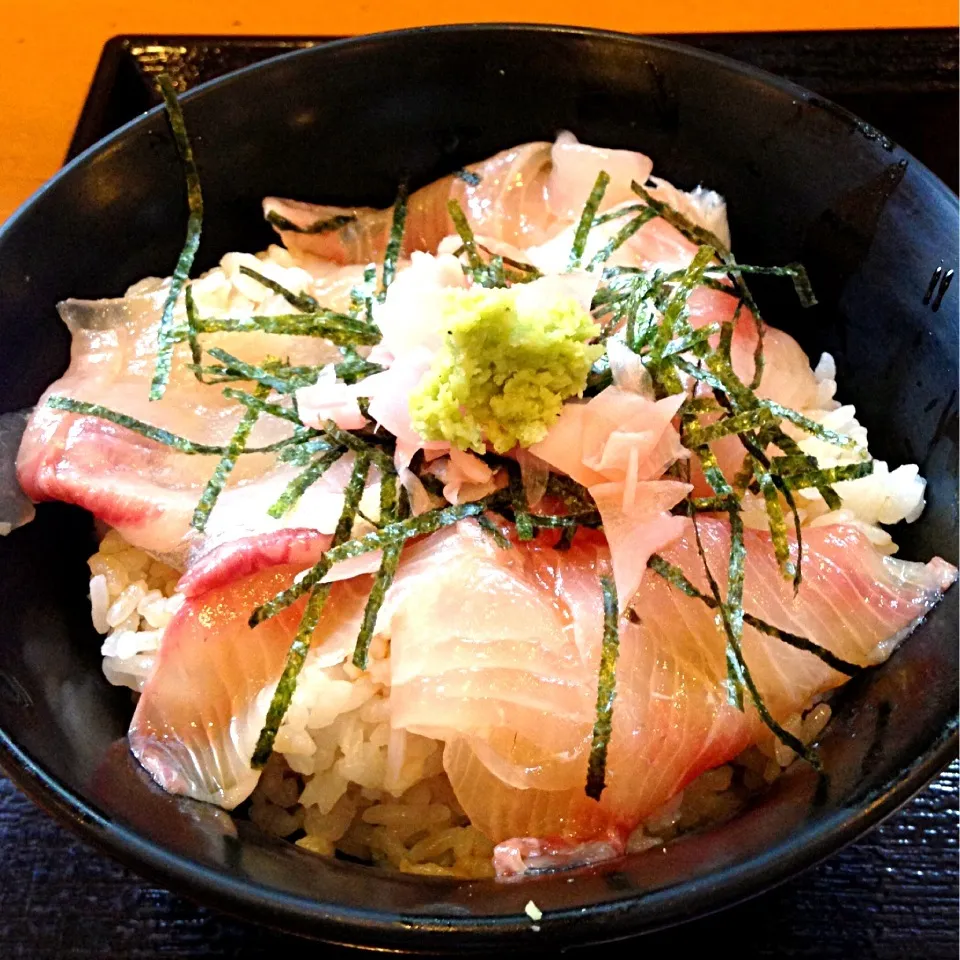 【今日のランチ】かんぱちのづけ丼定食。鰻が食べたかったぁぁぁ〜〜(-｡-;|takuya KAWANOさん