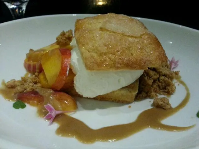 Peach Shortcake with whipped creme friache, bourbon sauce and garden fresh peaches|Austin McKennaさん