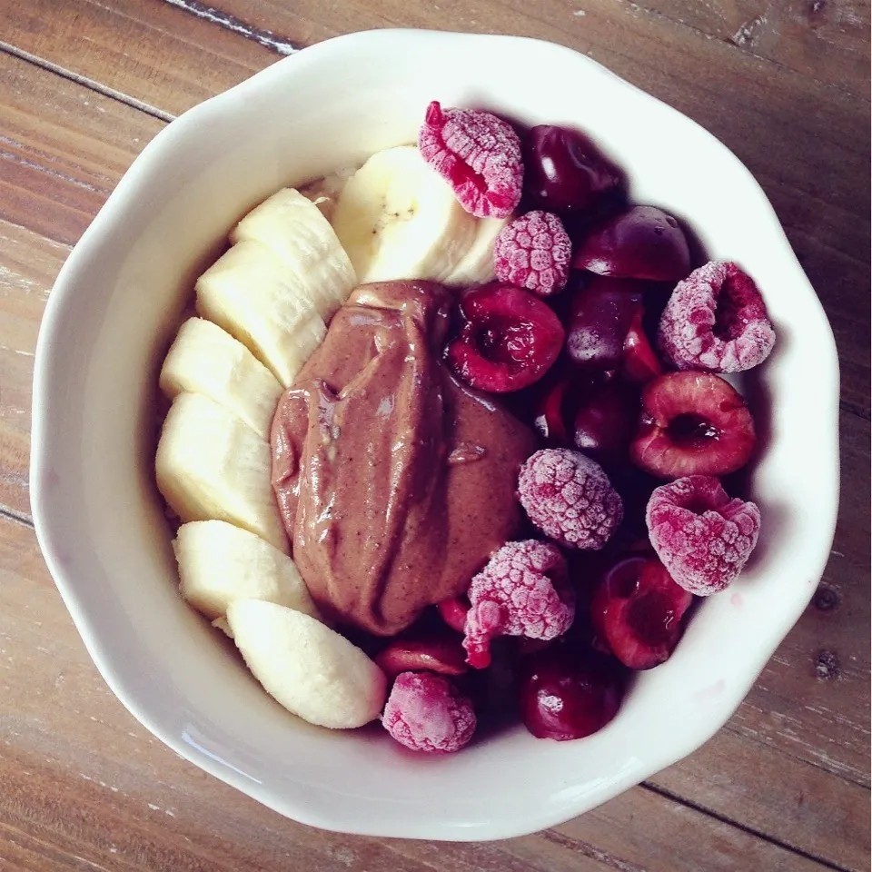 Banana chia oatmeal topped with more banana slices, cherries, raspberries and homemade dark chocolate peanut butter|Rianneさん