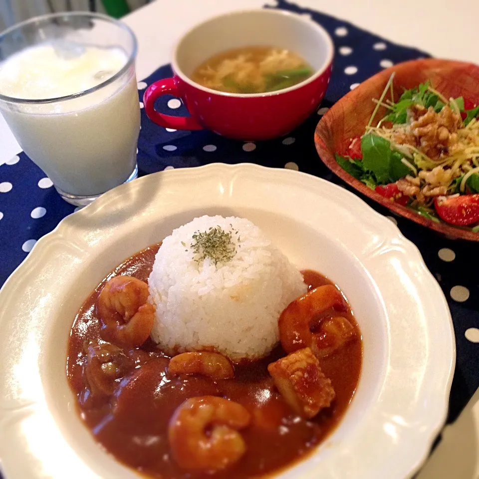 Snapdishの料理写真:シーフードカレー♥クルミ＆チーズトッピングサラダ♥いんげんと卵のスープ♥ラッシー♥|あねらさん