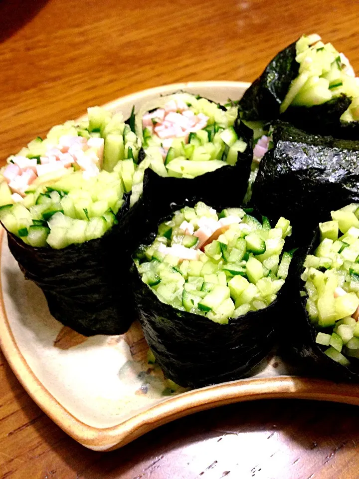 Snapdishの料理写真:きゅうりとハムの海苔巻き|ふくぷくさん