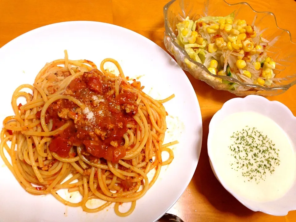 Snapdishの料理写真:バジルとトマトのパスタ、じゃがいもの冷製スープ、サラダ❤|まりえさん