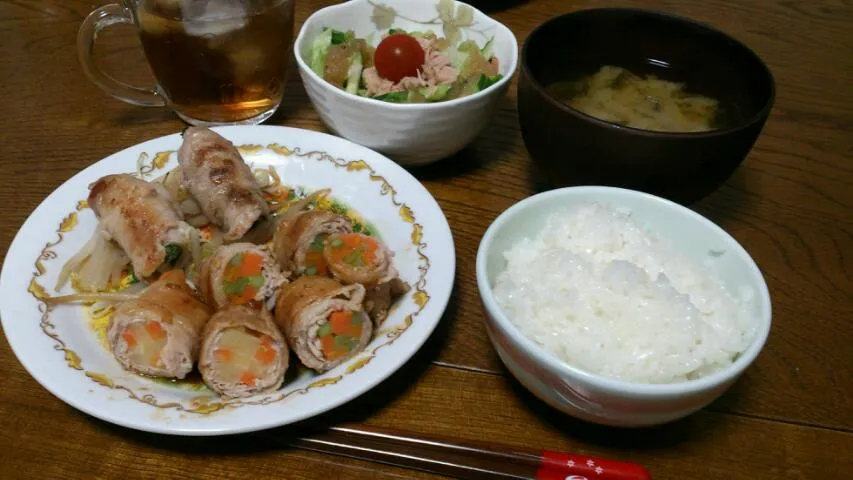 Snapdishの料理写真:肉の野菜巻き＆サラダ＆ネギとワカメの味噌汁|えっちゃんさん