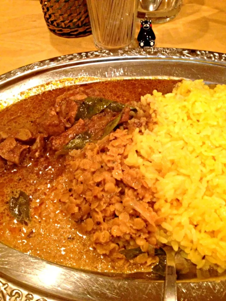 Snapdishの料理写真:チキンカレーと豆のカレーのあいがけ！2013#197|大阪カレー部長さん