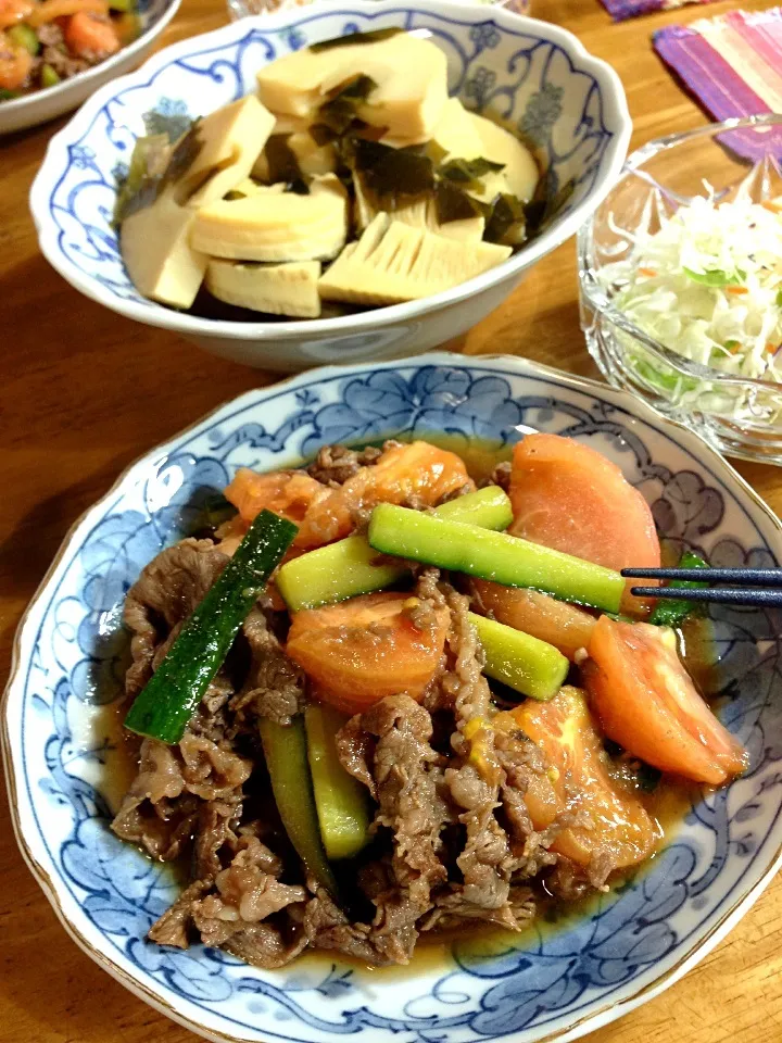 牛肉とトマトとキュウリの炒め物（ごま油風味）、タケノコ煮、サラダ(^O^)／|すかラインさん