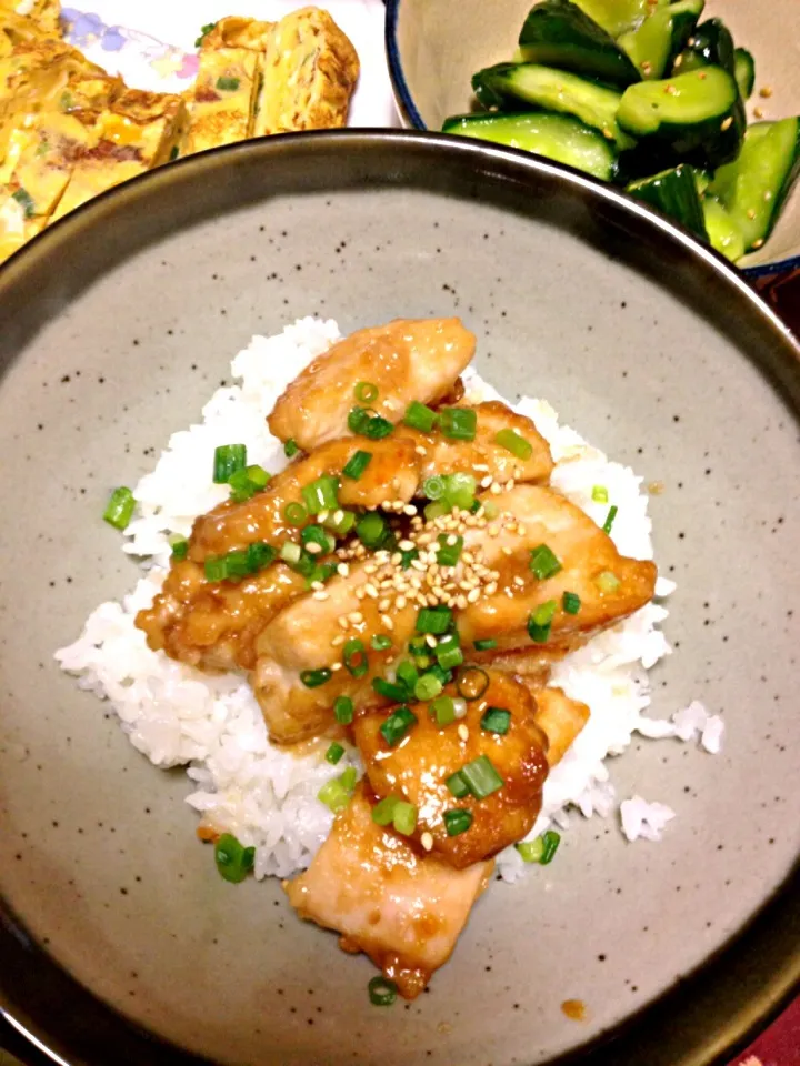 照り鶏丼＊卵焼き＊キュウリ漬物＊なっキャベ|ゆいさん