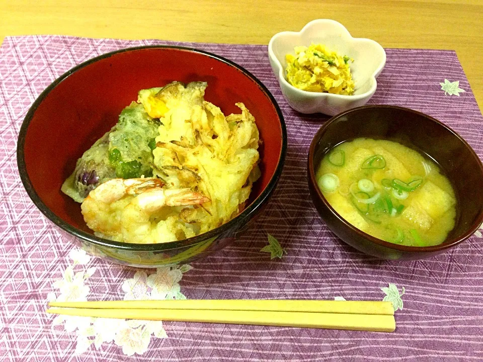 天丼、かぼちゃサラダ、あぶらあげ味噌汁|まきさん