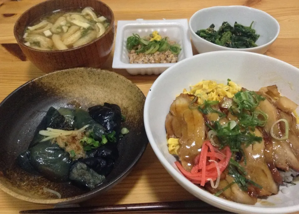 鶏蒲焼丼、茄子煮浸し、ほうれん草ゴマ和え、納豆、味噌汁|SasaMasa213さん