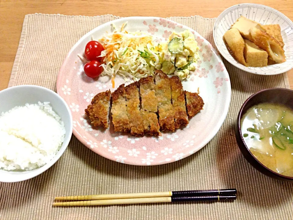 とんかつ、サラダ、ポテトサラダ、厚揚げとちくわ煮もの、大根味噌汁|まきさん