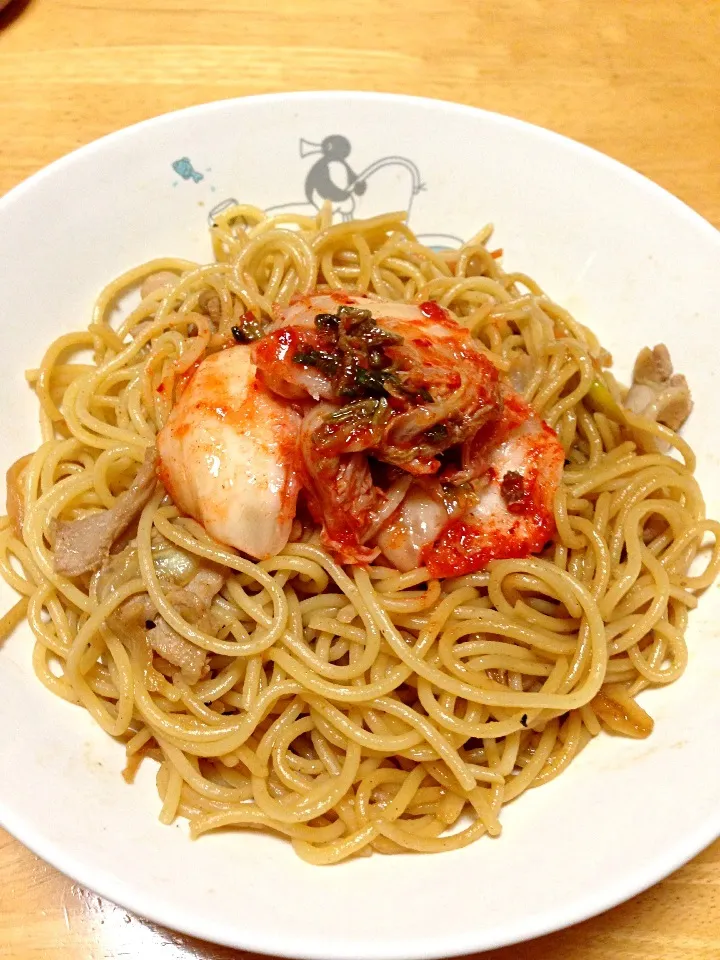 Snapdishの料理写真:焼肉のタレでパスタ⁈ しかも、キムチのせ⁈  これが中々旨い！（笑）|☆アキラっち☆さん