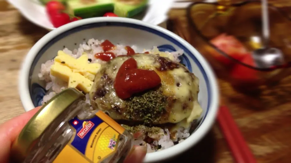 ハンバーグとクマのゆかり混ぜご飯丼(๑>◡<๑) ɭ ɿ兯ƕ❤|小林美緒さん