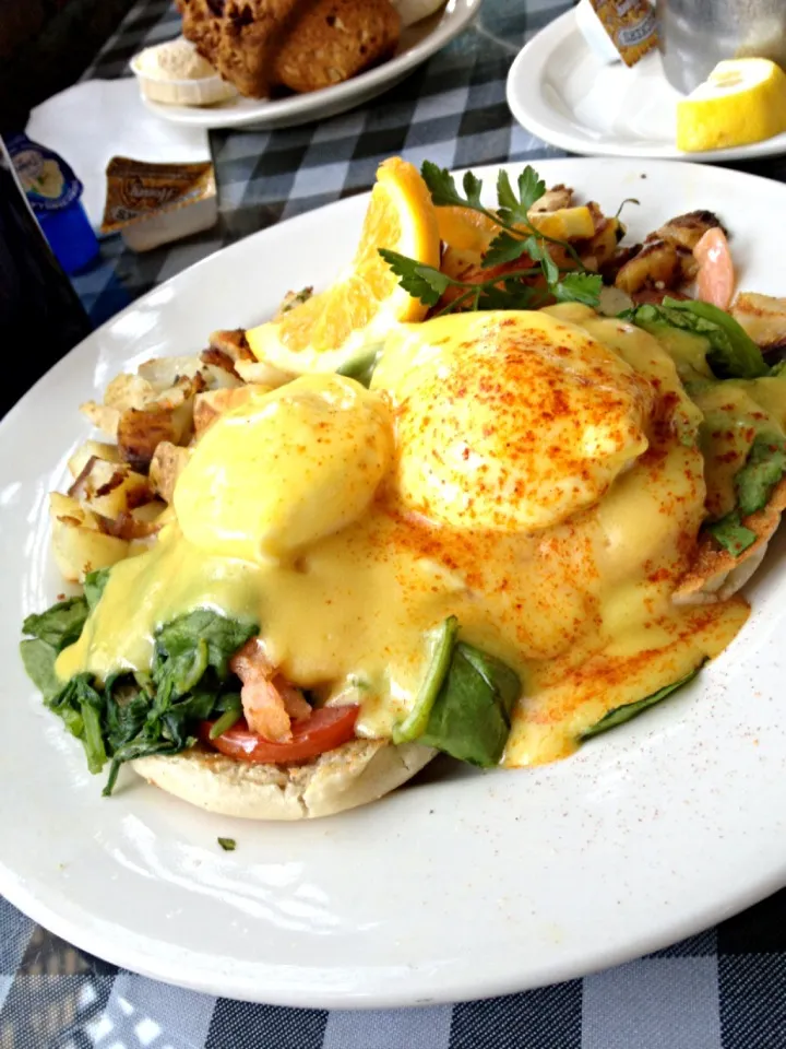 Egg Benedict salmon.|Ariz Guzmanさん