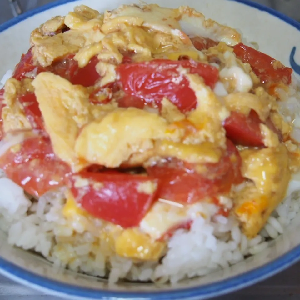 朝食：トマト玉子丼、わかめの味噌汁|Kenny Hiraiさん