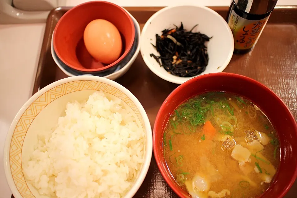 とん汁たまごかけごはん朝食|マハロ菊池さん