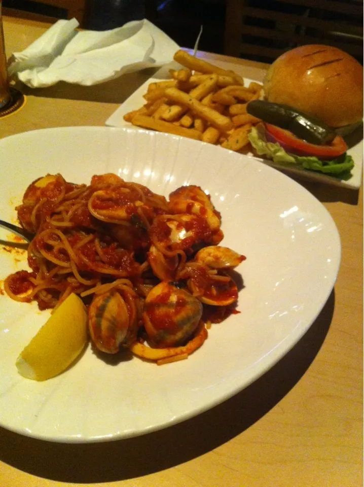 Spaghetti Vongole & Burger with chips.|@projecthoneypotさん