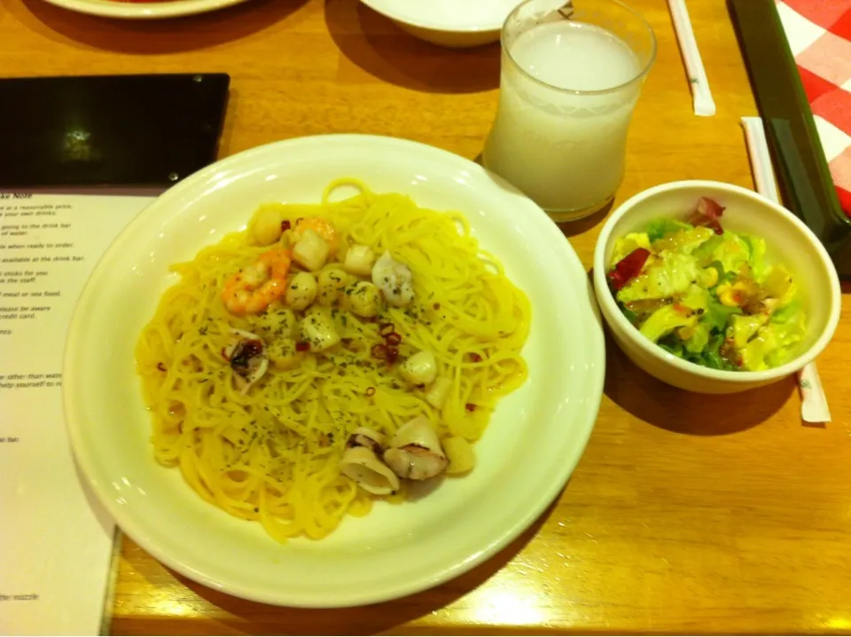 Kalpis drink, Garden Salad, Seafood Aglio Olio.|@projecthoneypotさん