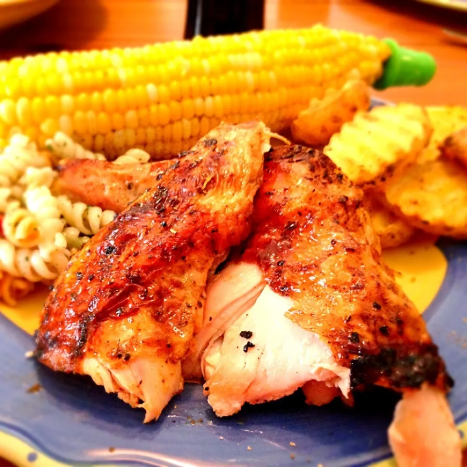 Snapdishの料理写真:Beer butt chicken, grilled potatoes, pasta salad and corn on the cob.|Christopher Denman Williamsさん