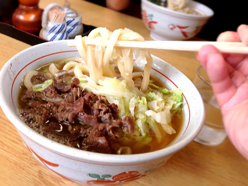 吉田うどん。肉うどんで350円なり。噛むとぶつ切りになるような太麺。出汁の香りも良くて、うまし！！|かとけんさん