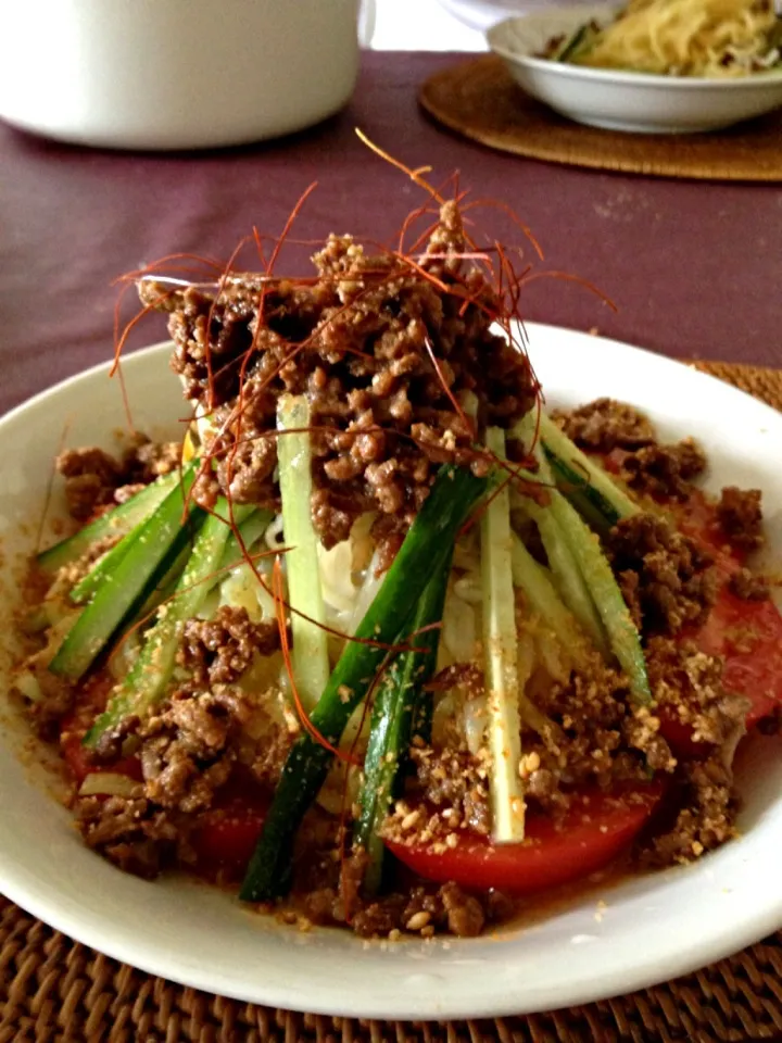 korichanさんの汁なし担々麺の肉そぼろレシピとmacaronTさんの盛り付けで作った市販の冷やし担々麺|よよさん