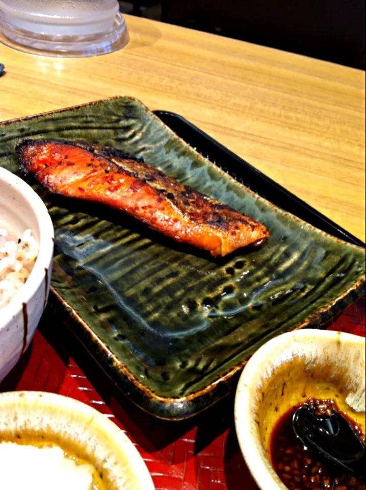 Snapdishの料理写真:紅鮭醤油麹焼き定食をいただきます。|abe yoshiroさん