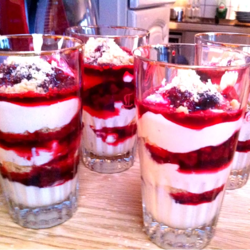 Trifle with biscuits, red fruits and mascarpone mousse|freyaさん