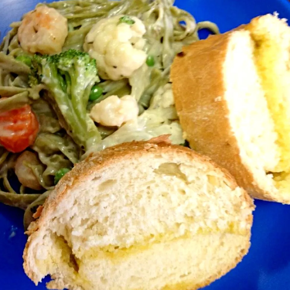 Snapdishの料理写真:Shrimp and spinach fettucine|Indie Starさん